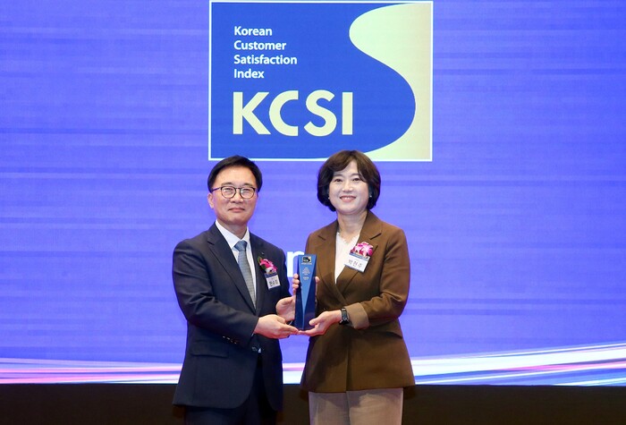 30일 서울시 중구 소재 신라호텔에서 진행된 2025 한국산업의 고객만족도(KCSI) 수상식에서 박현주 신한은행 소비자보호그룹장(오른쪽)과 한수희 한국능률협회컨설팅 대표이사가 기념촬영하고 있다. (사진=신한은행)