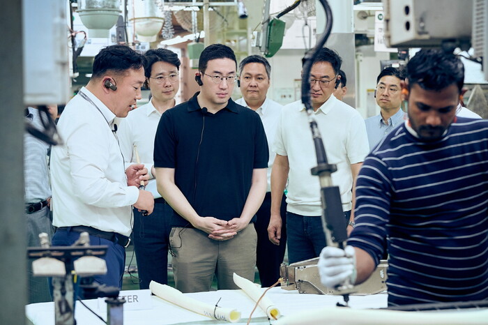 구광모 LG 회장이 지난 3월 인도 뉴델리 LG전자 노이다 생산공장에서 에어컨 생산과정을 살펴보고 있다. (사진=LG 제공)