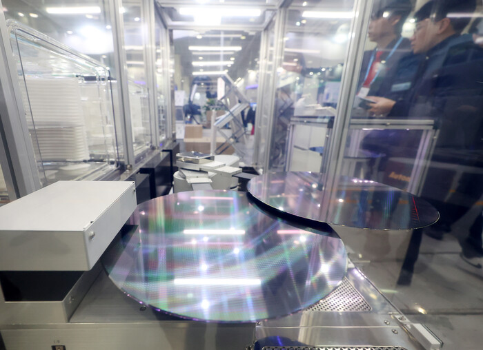 국내 최대 규모의 반도체 박람회 '세미콘 코리아 2025'가 서울 강남구 코엑스에서 열린 지난 2월19일한 참가업체 부스에서 로봇이 반도체 웨이퍼를 옮기고 있다. (사진=연합뉴스)