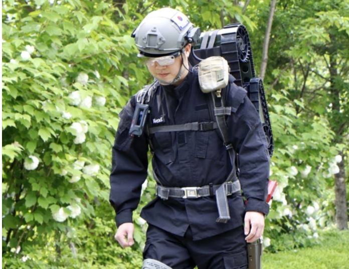 LIG넥스원 관계자가 군사용 웨어러블 근력증강로봇 LEXO를 착용한 모습. (사진=LIG넥스원 제공)