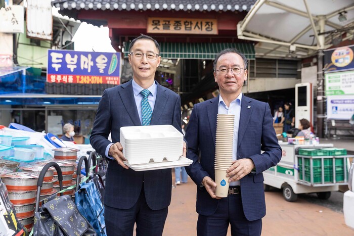 김명규 쿠팡이츠서비스 대표(왼쪽)와 이충환 전국상인연합회 회장이 2일 수원 전통시장에서 기념사진을 찍고 있다. (사진=쿠팡 제공)