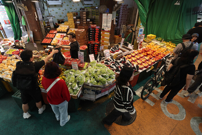 추석 연휴를 앞둔 1일 서울 마포구 망원시장 과일가게에서 시민들이 과일을 고르고 있다. (사진=연합뉴스)