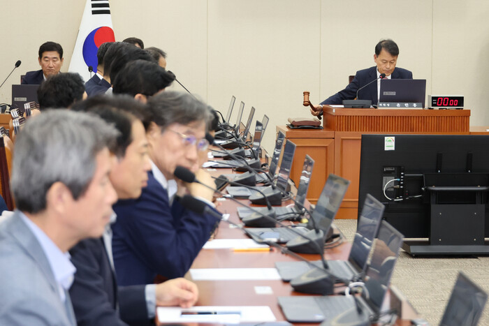 윤한홍 국회 정무위원장이 지난 9월25일 정무위원회 전체회의에서 2025년도 국정감사계획서를 채택하며 의사봉을 두드리고 있다. (사진=연합뉴스)