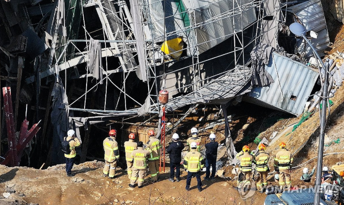 지난 4월 경기도 광명시 신안산선 복선전철 지하터널 공사 붕괴 사고 현장에서 구조대원들이 현장을 살펴보고 있다. (사진=연합뉴스)