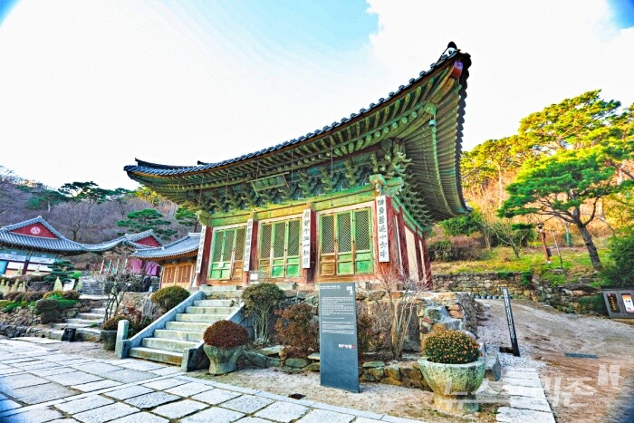 가을을 맞이하듯 “단풍에 물든 전등사"./사진=인천시청
