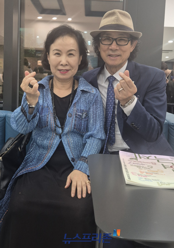 한국여성연극협회 강선숙 이사장(왼쪽)과 경기도당 박성수 고문 모습