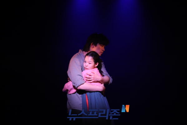 연극 '낙월도'의 한 장면.