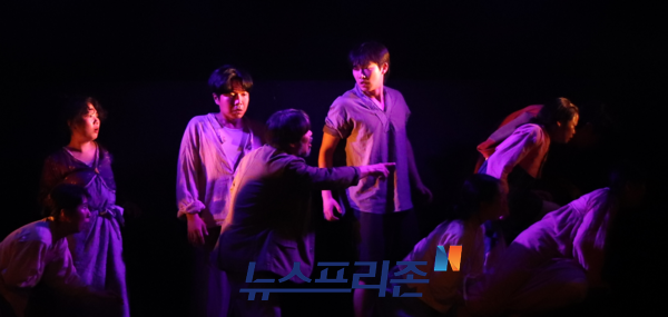 연극 '낙월도'에서 배우들이 열연하고 있다.