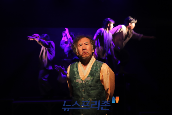 연극 '낙월도'의 한 장면.