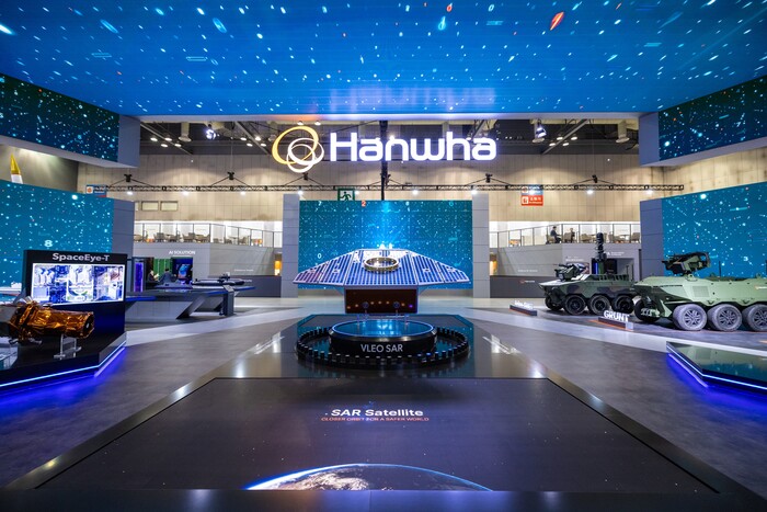 ADEX 2025에 한화시스템 VLEO UHR SAR 위성 모형이 전시돼 있다. (사진=한화시스템 제공) 