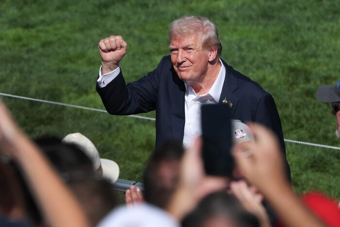 도널드 트럼프 미국 대통령이 지난달 26일(현지시각) 뉴욕 베스페이지 주립공원 골프코스에서 열린 라이더컵 대회를 찾아 청중들에게 주먹을 들어보이고 있다. (사진=AFP 연합뉴스)