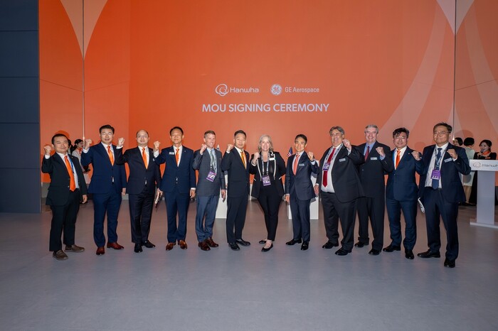 지난 20일 일산 킨텍스 ADEX 2025 전시회에서 진행된 MOU 체결식에서 한화에어로스페이스와 GE 에어로스페이스 관계자들이 기념사진을 찍고 있다. (사진=한화에어로스페이스 제공) 