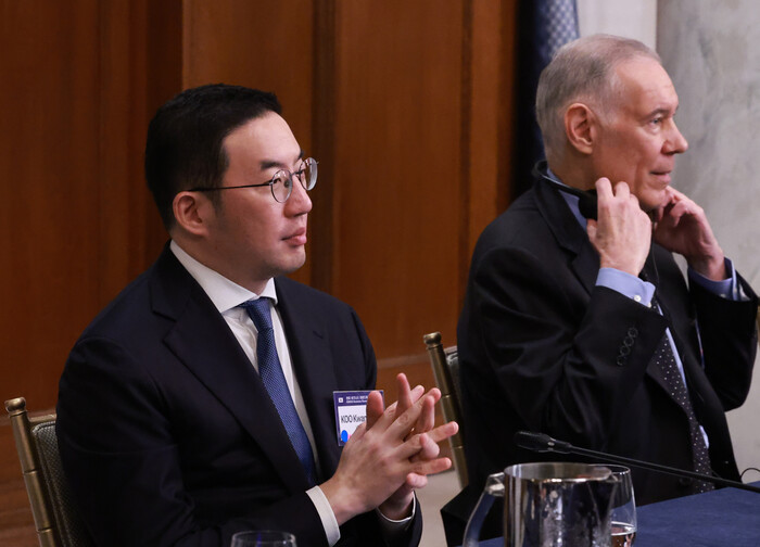 구광모 LG그룹 회장이 지난 8월25일(현지시각) 미국 워싱턴DC 윌라드 호텔에서 열린 한미 비즈니스 라운드 테이블에 참가해 박수치고 있다. (사진=연합뉴스)