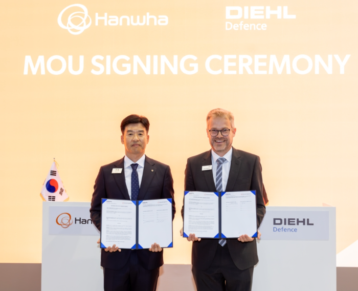 지난 21일 진행된 ‘아이리스-T SLM 내 다기능레이다(MFR) 공급을 위한 사업협력 MOU’를 체결식 당시. 박혁 한화시스템 레이다사업센터장(왼쪽 다니엘 셰펠만(독어) 딜디펜스 마케팅 담당 부사장
