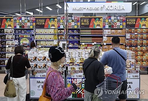 외국인들이 롯데마트에서 장을 보고 있다. (사진=연합뉴스)
