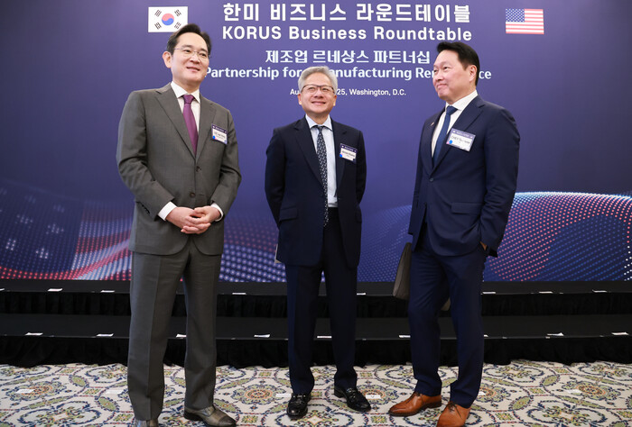 이재용 삼성전자 회장(가운데)과 정의선 현대차그룹 회장(오른쪽)이 지난 8월25일(현지시각) 미국 워싱턴DC 윌라드 호텔에서 열린 한미 비즈니스 라운드 테이블에서 젠슨 황 엔비디아 최고경영자와 인사하고 있다. (사진=연합뉴스)