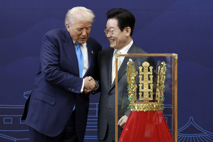 이재명 대통령(오른쪽)이 29일 경북 경주박물관에서 도널드 트럼프 미국 대통령에게 '천마총 금관 모형'을 선물한 뒤 악수하고 있다. (사진=연합뉴스)