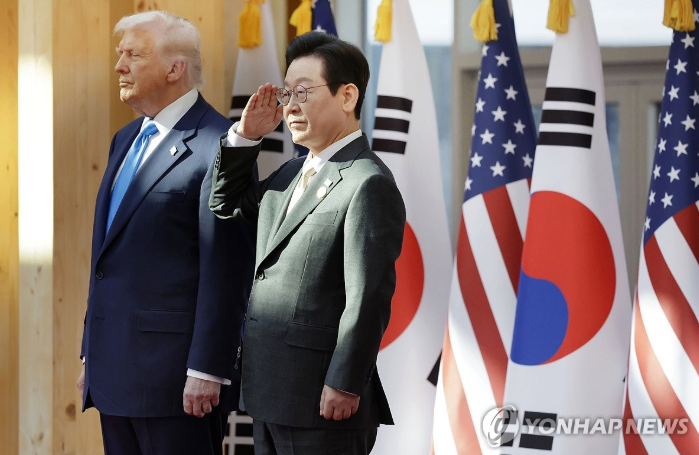 이재명 대통령과 도널드 드텀프 미국 대통령이 지난 29일 경북 경주박물관에서 열린 환영식에서 사진 촬영에 응하고 있다. (사진=연합뉴스)