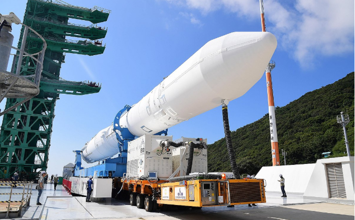 지난 9월 전남 고흥군 나로우주센터에서 4차 발사를 앞둔 누리호가 최종 시험을 위해 발사대로 옮겨지고 있다. (사진= 한국항공우주연구원 제공) 
