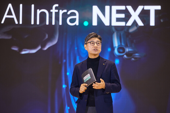 정재헌 SK텔레콤 CEO가 3일 서울 강남구 코엑스에서 SKT의 AI 인프라 로드맵을 밝히고 있다. (사진=SK텔레콤 제공)