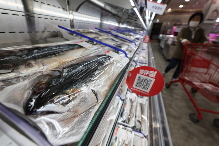 4일 서울 시내의 한 대형마트 매대에 고등어가 진열돼 있다. 고등어 가격은 지난 10월  11%가 올랐다. 연합뉴스