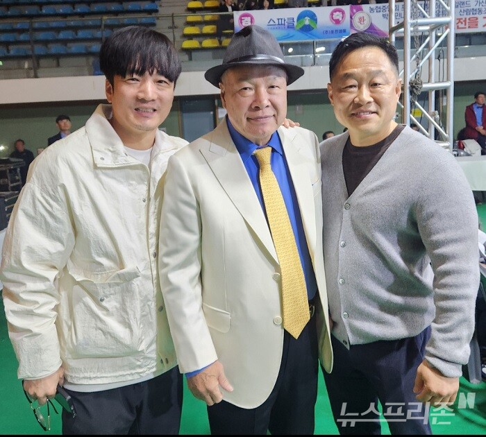 신정훈 관장(왼쪽부터), 홍수환 챔프, SM 홍성민 대표.