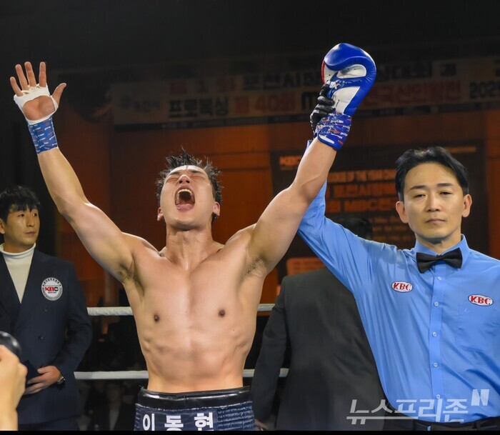 슈퍼 미들급 우승자 SM 이동현(좌측)