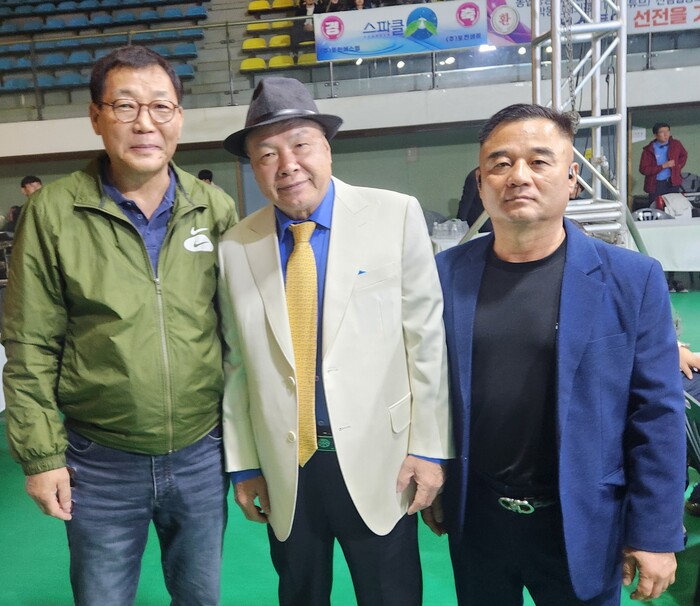 방윤석 아마복싱 심판(왼쪽부터), 홍수환 챔프, 이동포 감독.