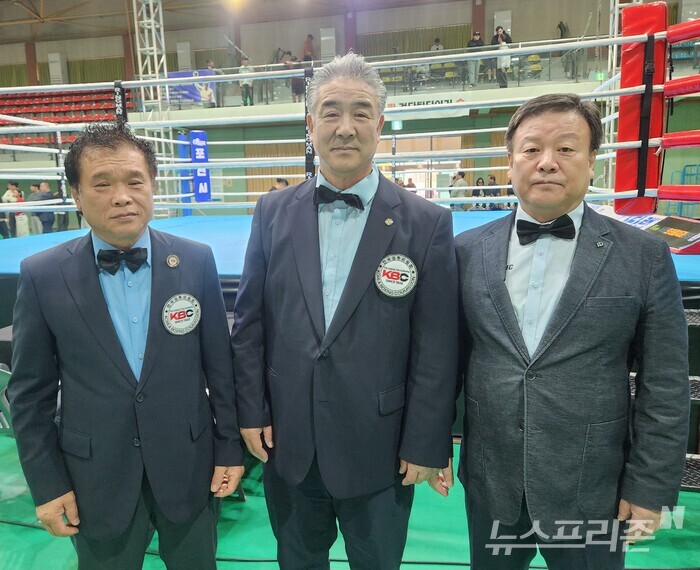 최우수 신인왕을 받은 이정택(왼쪽부터), 찰리 최, 김장성 심판위원.