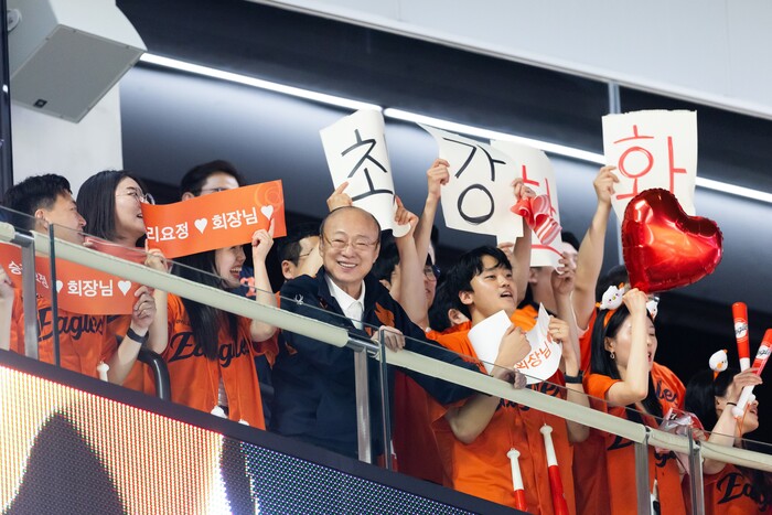 김승연 한화그룹 회장이 야구장에서 한화이글스 팬들과 응원하고 있다. (사진=한화 제공) 