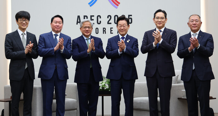 이재명 대통령이 지난달 31일 APEC 정상회의장인 경주화백컨벤션센터에서 젠슨 황 엔비디아 최고경영자를 만나 국내 기업 대표들과 함께 박수치고 있다. 왼쪽부터 이해진 네이버 이사회 의장, 최태원 SK그룹 회장, 황 CEO, 이 대통령, 이재용 삼성전자 회장, 정의선 현대차그룹 회장. (사진=연합뉴스)