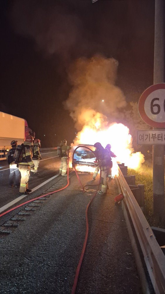 5일 오후 7시26분쯤 대전시 동구 비룡동 통영대전고속도로 서울방향 비룡JC 부근에서 주행 중이던 SUV차량에 불이 나 신고를 받고 출동한 소방관들이 화재를 진압하고 있다.(사진=대전동부소방서)