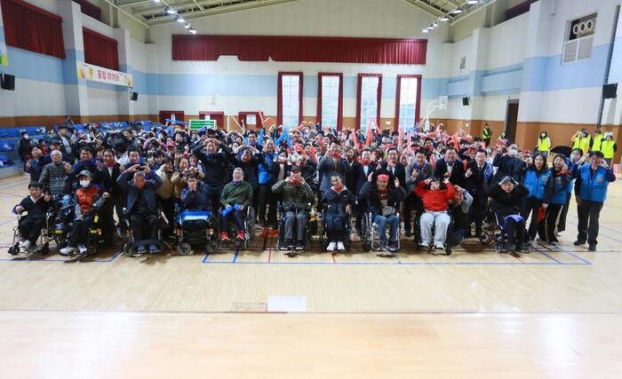 6일 열린 '행복 Day 운동회'에서 참가자들이기념사진을 찍고 있다.(사진=현대제철 당진제철소)