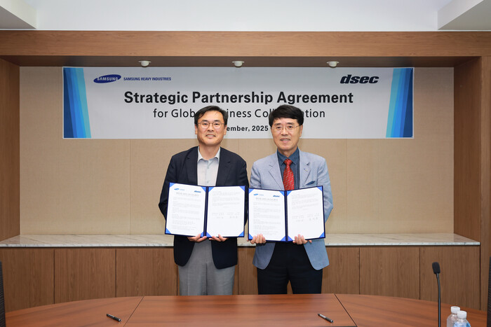 김경희 삼성중공업 부사장(왼쪽)과 윤석용 디섹 대표가 최근 열린 MOU 체결식에서 기념사진을 찍고 있다. (사진=삼성중공업 제공) 