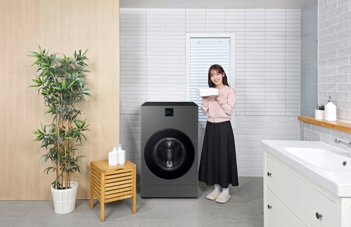 삼성전자 모델이 '비스포크 AI 콤보' 다크스틸 색상 신제품을 소개하고 있다. (사진=삼성전자 제공) 