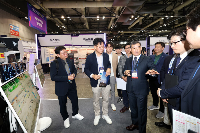 김보현 대우건설 대표(오른쪽 넷째)가 지난 5일 킨텍스에서 열린 스마트건설 엑스포 행사에서 전시장을 둘러보고 있다. (사진=대우건설 제공)