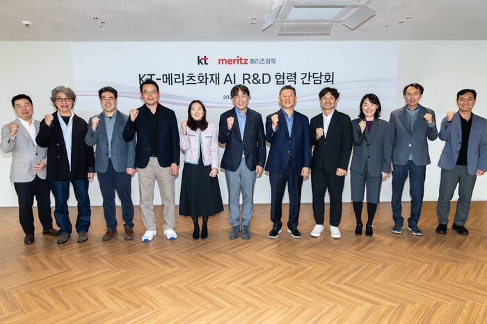 KT와 메리츠화재 경영진들이 6일 KT 광화문 빌딩에서 열린 ‘AI 기반 미래 금융 혁신’ 주제 간담회에서 기념촬영을 하고 있다. (사진=KT 제공)
