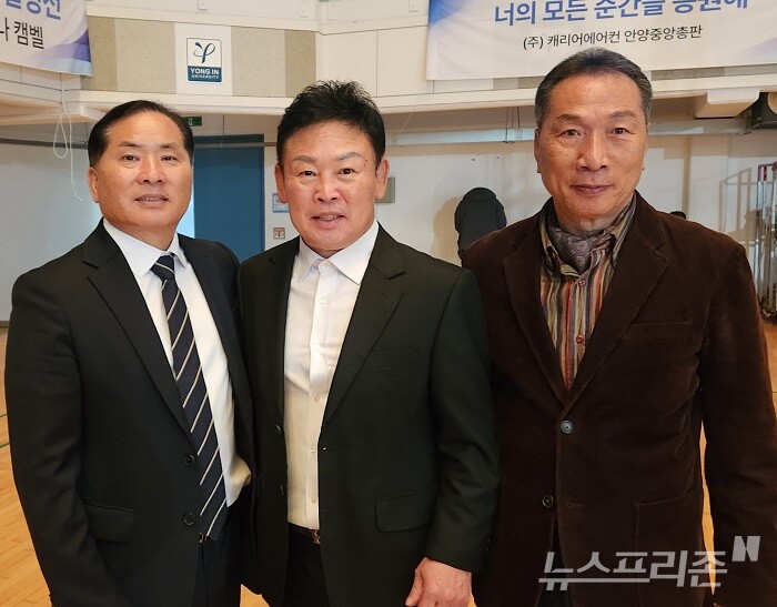 김진표 교수(왼쪽부터), 유명우 챔프, 이흥수 감독.