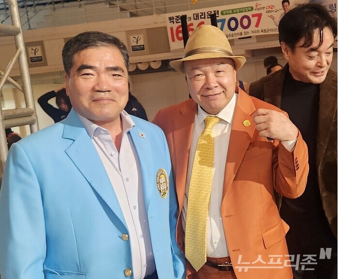 김병무 WBA 국제심판(왼쪽), 홍수환 챔프.