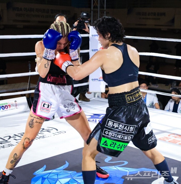 상대를 난타하는 신보미레(오른쪼).