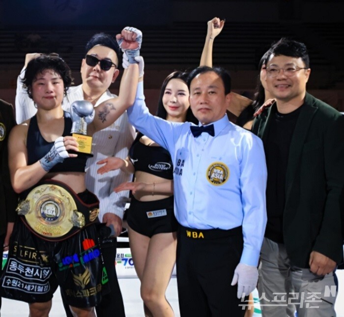 신보미레(맨 왼쪽) 선수 승리를 선언하는 장관호 심판.