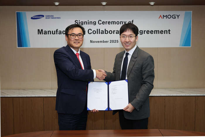 김경희 삼성중공업 부사장(왼쪽)과 우성훈 아모지 대표가 최근 진행된 전략적 협력 계약식에서 기념 촬영을 하고 있다. (사진=삼성중공업 제공) 