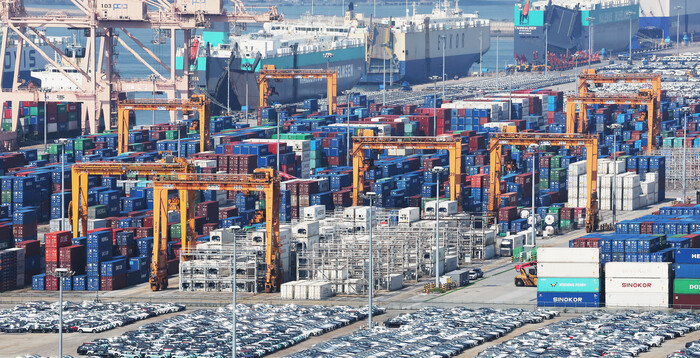 경기도 평택항에 지난달 1일 선적을 기다리는 컨테이너가 쌓여있다. (사진=연합뉴스)