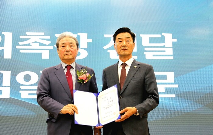 포럼 창립 총회에서 김광석 회장(사진 왼쪽)이 김일만 고문에게 위촉장을 수여하고 있다.(사진=영일만의 미래 포럼)