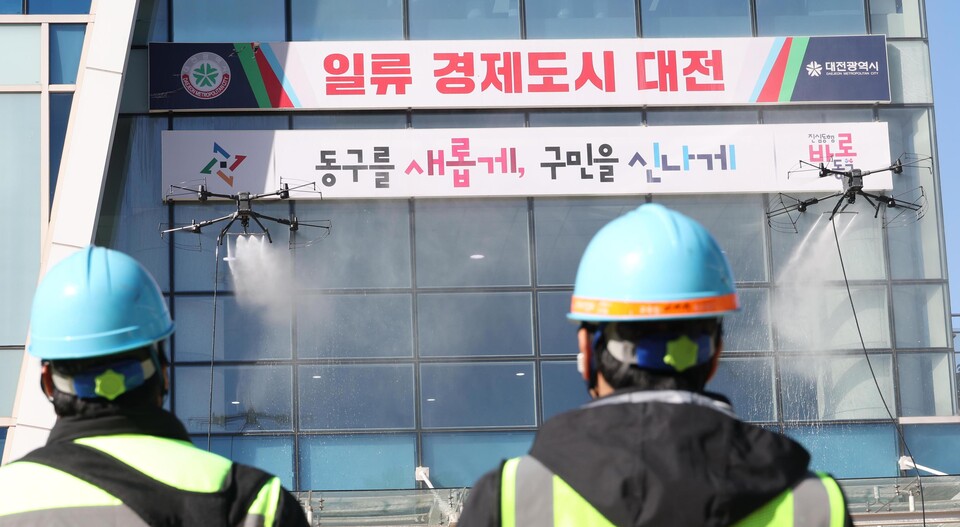 드론을 활용해 강력한 수압으로 동구청사 외벽을 청소하고 있다.(사진=동구청)