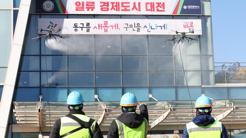 드론을 활용해 강력한 수압으로 동구청사 외벽을 청소하고 있다.(사진=동구청)