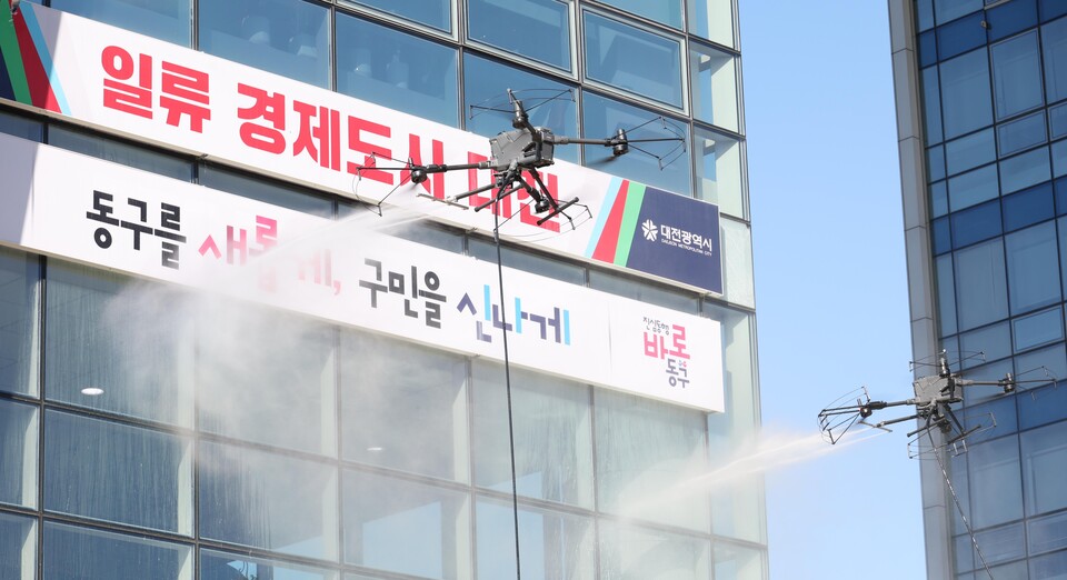 드론을 활용해 강력한 수압으로 동구청사 외벽을 청소하고 있다.(사진=동구청)