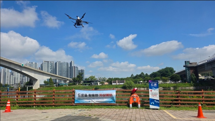드론을 활용한 자살예방 시범을 선보이고 있다./사진=인천시청