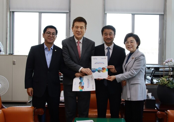 사진 왼쪽부터 이상휘 국회의원, 이강덕 포항시장, 한병도 예결위원장, 김정재 국회의원.(사진=포항시)