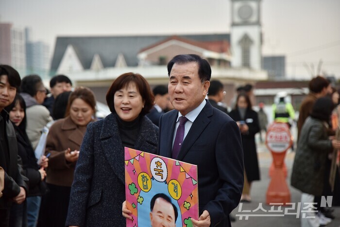 수능 응원단 격려하는 김지철 충남교육감.(사진=박한복기자)